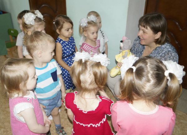 Воспитатель разговаривает с детьми от имени игрушки, ребята слушают