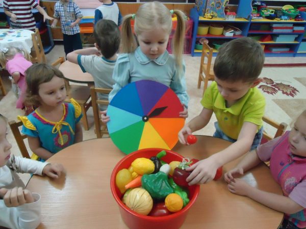 Дети изучают муляжи овощей и соотносят их с нужным цветом