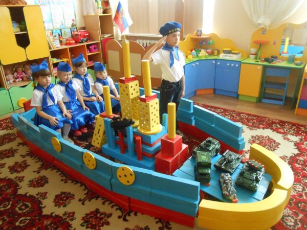 Дети играют в плавание на сконструированном из крупных модулей корабле
