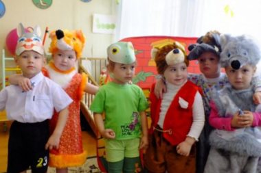 Дети в костюмах персонажей сказки Теремок
