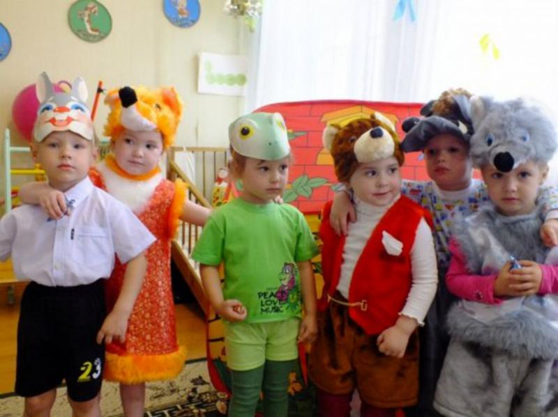 Дети в костюмах персонажей сказки Теремок