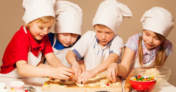 Четверо детей в кулинарных колпаках