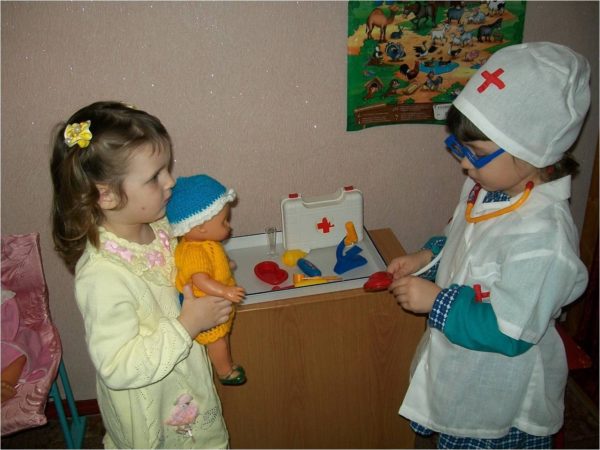 Две девочки играют в поликлинику