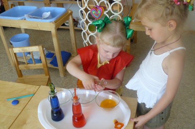 Опыт с водой для ребенка 4 лет. Экспериментирование с красками. Эксперименты с красками в детском саду. Опыты для детей 4 лет в детском саду. Эксперименты для детей 3-4 лет в детском.