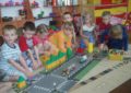 Группа дошкольников играет с машинками