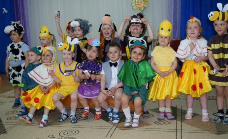 Групповое фото детей в костюмах для драматизации