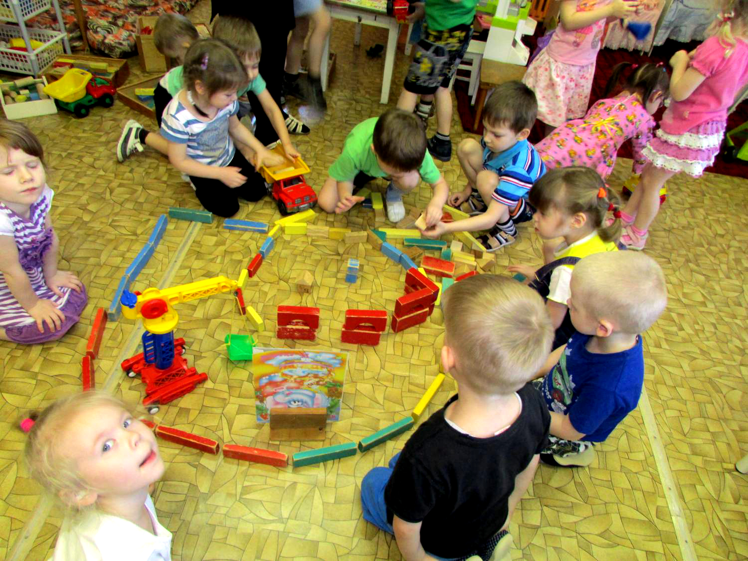 Строительная игра младшая группа цель. Строительные игры в детском саду. Игры со строительным материалом. Строительно конструктивные игры для детей. Строительные игры в младшей группе.