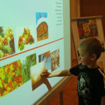 Ребёнок двигает картинку на интерактивной доске