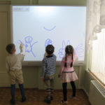 Дети рисуют на интерактивной доске