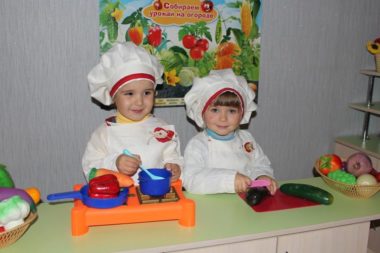 Мальчик и девочка в костюмах поваров