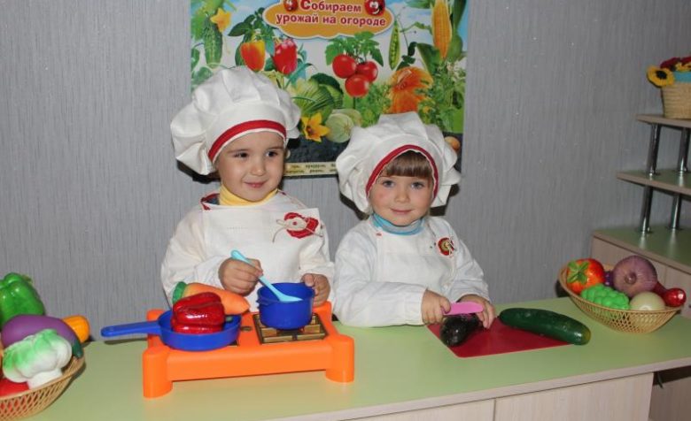Мальчик и девочка в костюмах поваров