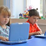 Мальчик и девочка работают за ноутбуками