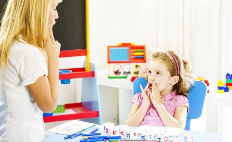 Учитель-логопед детского сада работает со всеми видами нарушений речи детей дошкольного возраста.