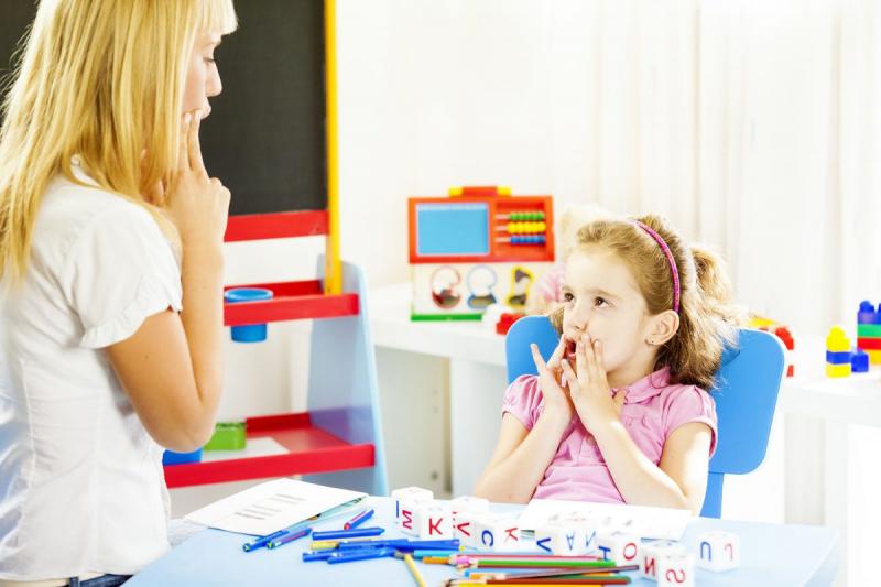 Учитель-логопед детского сада работает со всеми видами нарушений речи детей дошкольного возраста.