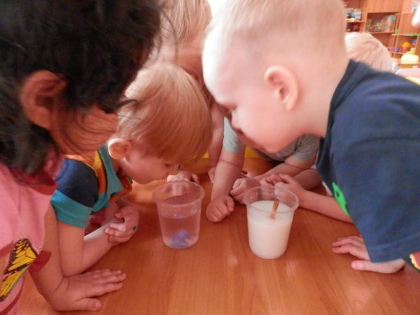 Дети проводят опыт с жидкостями разного цвета