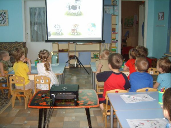 Дети рассматривают картинки на мультимедийном экране