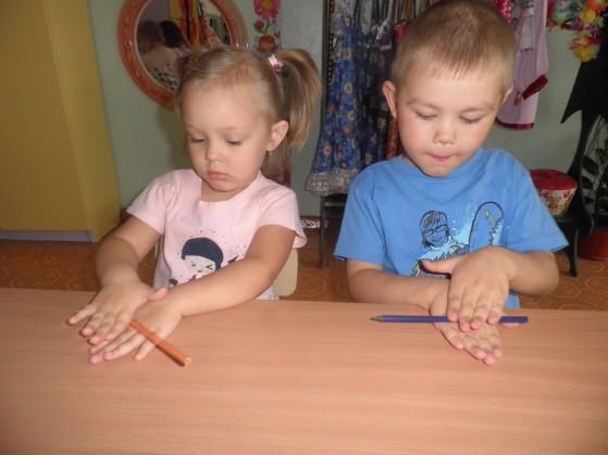 дети разминают пальчики карандашами