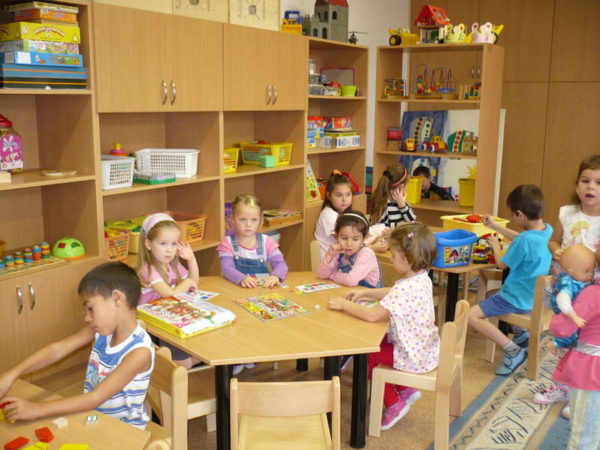 Дети сидят за столиками по группам