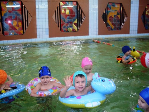 Дети в кругах в бассейне