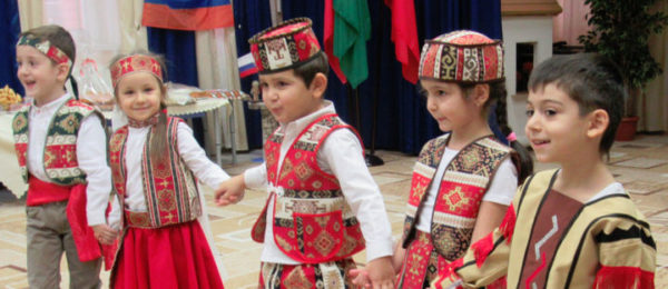 Дети в национальных костюмах