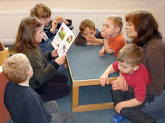 Девочка читает детям