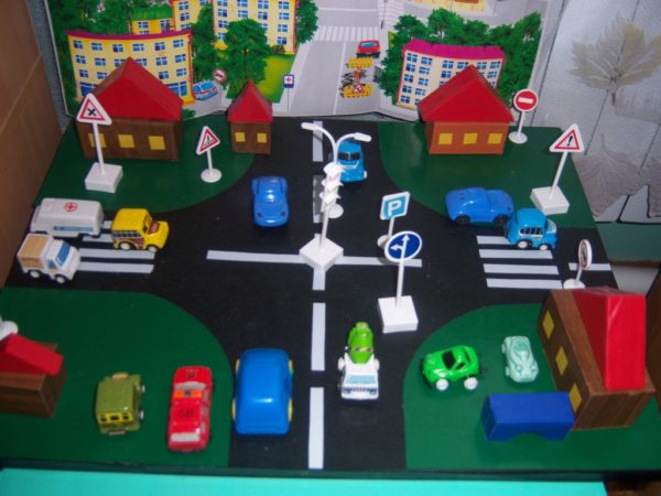 Игровой макет проезжей части с машинками, дорожными знаками и светофором