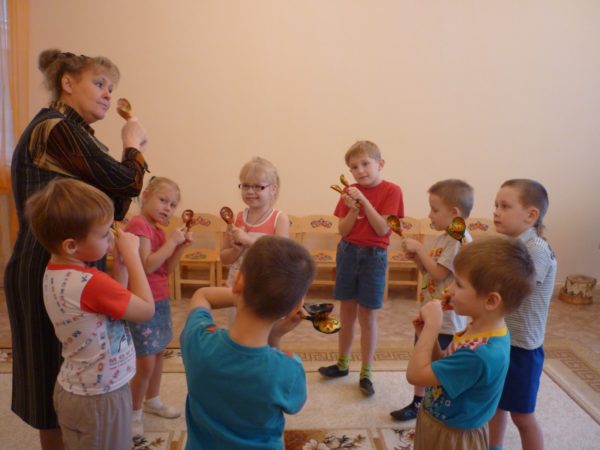 Дети и педагог выстукивают ритм деревянными ложками