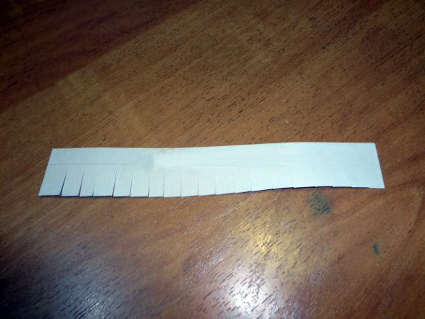 Полоска белой бумаги с надрезами