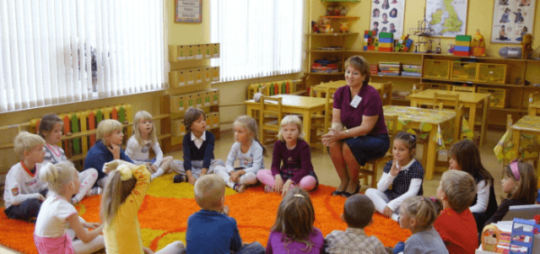 Воспитательница и дети сидят по кругу