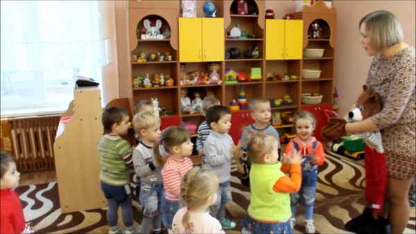 Воспитательница даёт детям инструкции от лица куклы