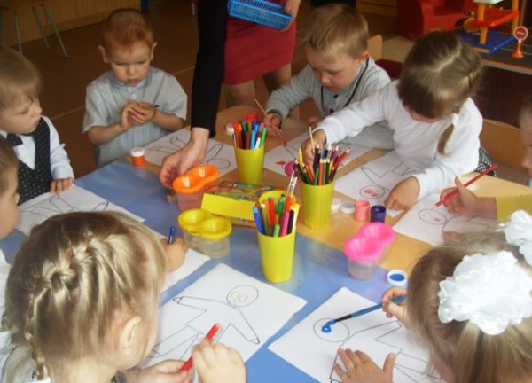 Дети рисуют человечков цветными карандашами