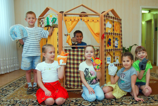 Дети с перчаточными куклами для театра на руках
