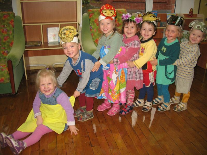 Дети в шапочках героев разыгрывают сказку «Репка»