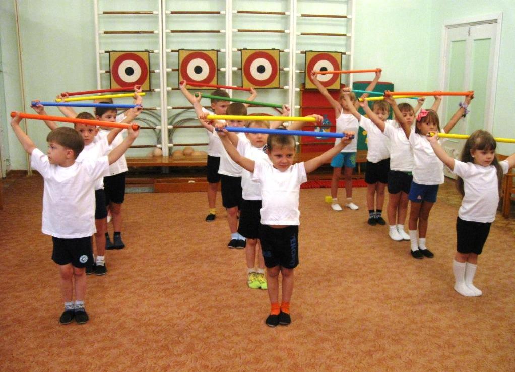 Игровой комплекс упражнений. Гимнастика в детском саду. Занятия физкультурой в детском саду. Дети на физкультуре в детском саду. Физкультурные занятия дошкольников.