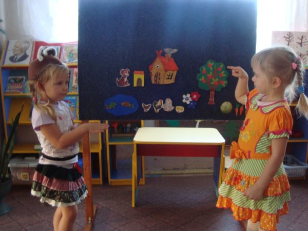 Две девочки разыгрывают сказку с помощью фланелеграфа