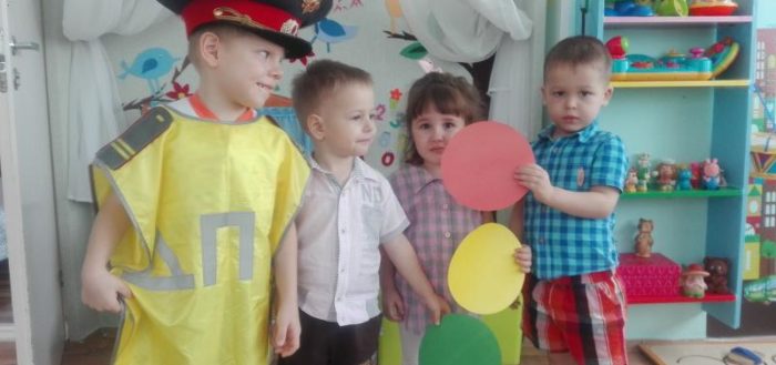 Мальчик в костюме постового и трое детей с цветными кружками светофора