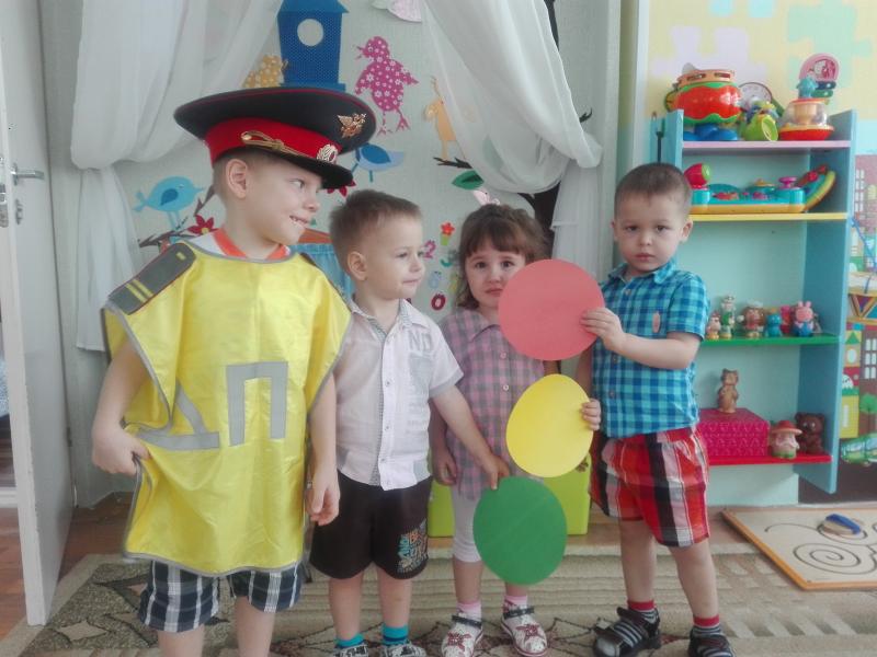 Мальчик в костюме постового и трое детей с цветными кружками светофора