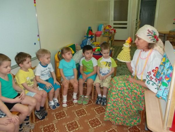 Дети младшей группы слушают рассказ воспитателя