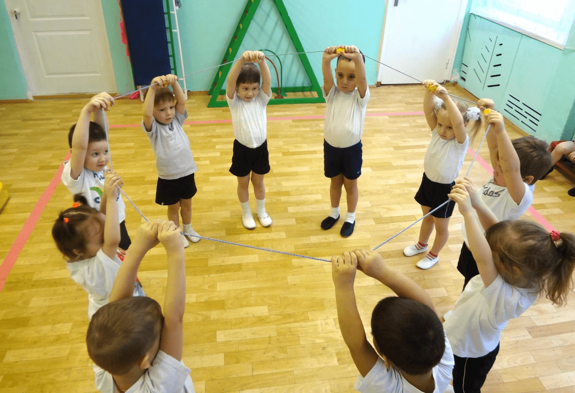 Урок утренней гимнастики. Гимнастика в детском саду. Занятие физкультурой. Занятия утренней гимнастикой в детском саду. Физ занятия в детском саду.