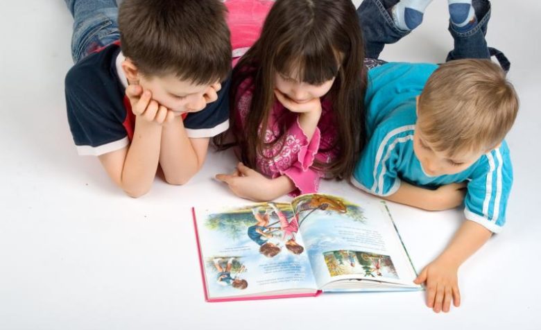дети читают книгу