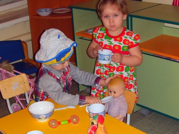 дети кормят куклу