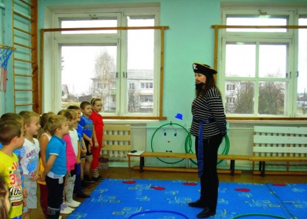 Дети слушают воспитателя в костюме пирата