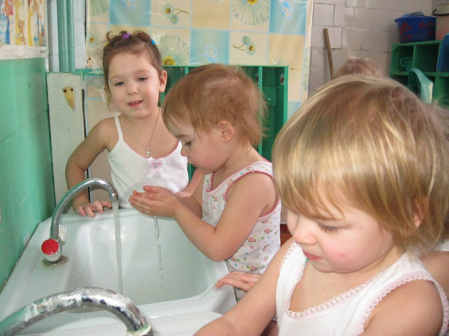 Умывание детей в детском саду