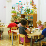 Дошкольники завтракают в детском саду