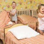 Дети заправляют кровати после сна