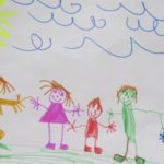 Детский рисунок: семья на природе