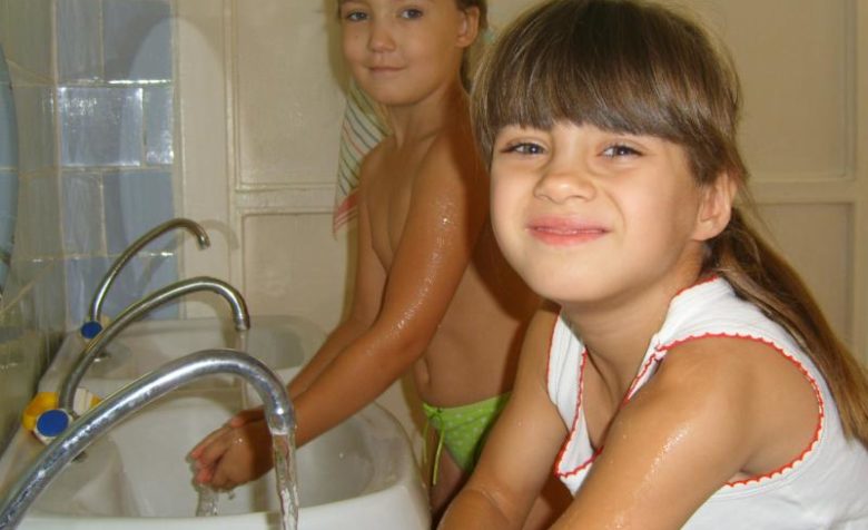 Две девочки моют руки