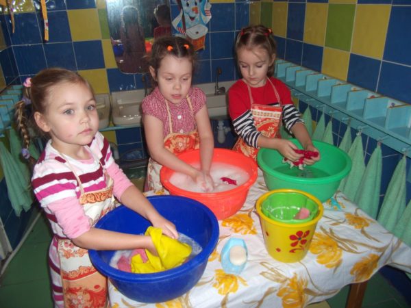 Три девочки стирают