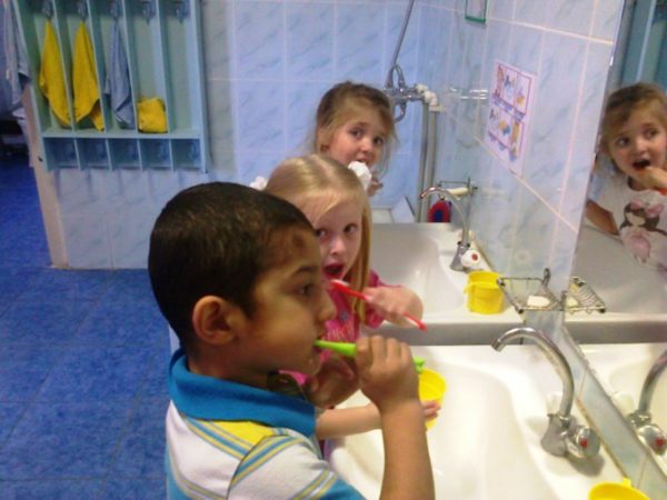 Дети чистят зубы