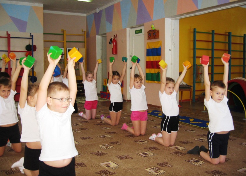 Урок утренней гимнастики. Утренняя гимнастика для детей дошкольного возраста. Дети на физкультуре в детском саду. Физкультура в детском садике. Физкультурные занятия в ДОУ.